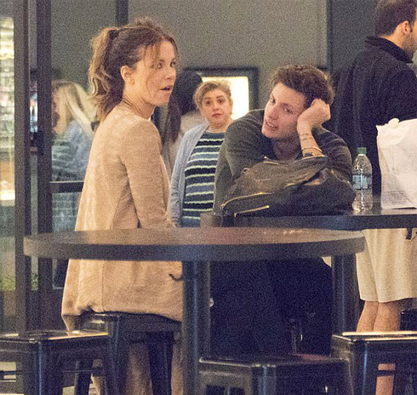 22 yaş küçük sevgilisini öpmeye doyamadı! - Resim: 1