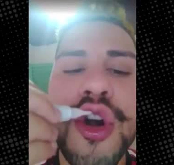 Öpüşmeden önce bunu yaptı! Asrın gerizekalısı olmaya aday - Resim: 1