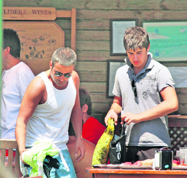 Emrah'ın oğluna yaptığına bakın! - Resim: 2