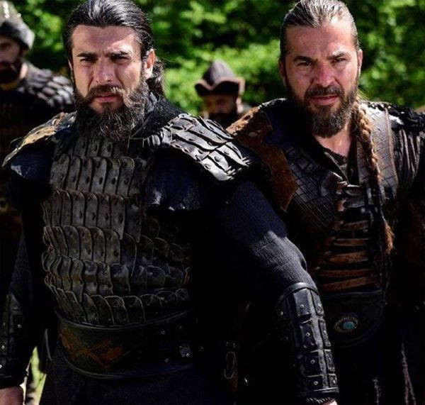 Diriliş Ertuğrul'un Turgut Alp'i sekiz yıllık aşkıyla mutluluğa evet dedi! - Resim: 1