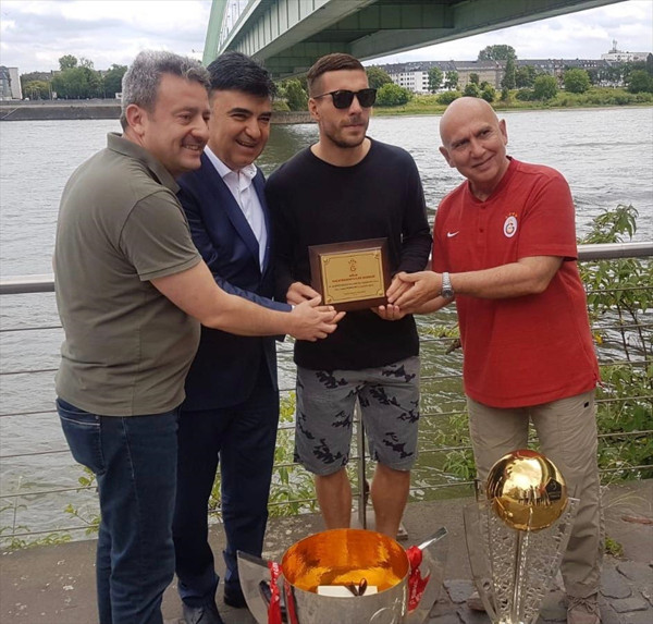 Podolski, Galatasaray'ın şampiyonluk kupalarıyla poz verdi - Resim: 0