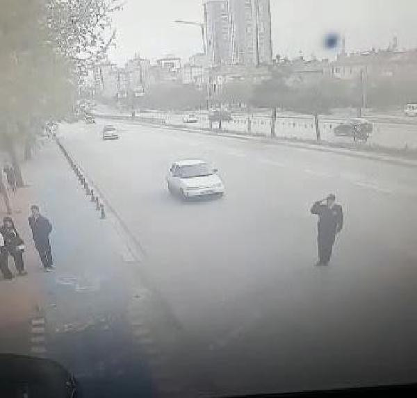 Akılalmaz olay: Vali'ye selam veren polise otomobil çarptı! - Resim: 1