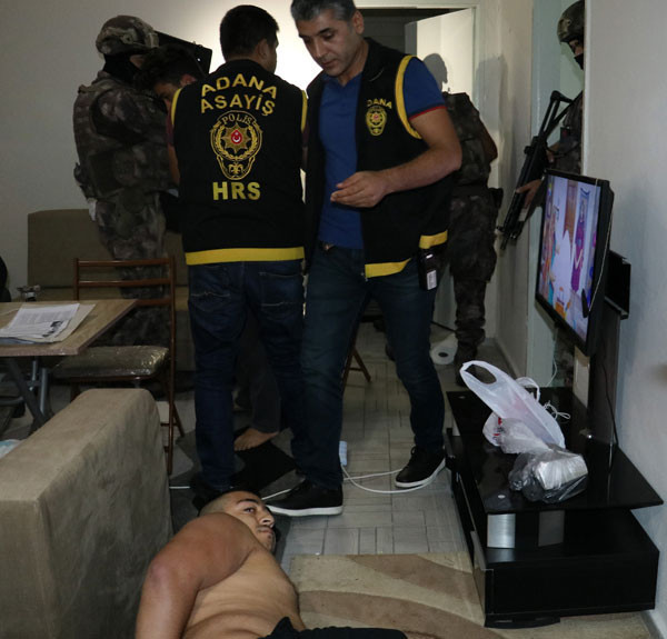 Çete lideri 4 kadınla yatakta basıldı!  - Resim: 3