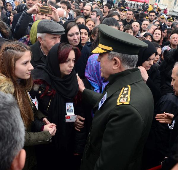 Bu kareye yürek dayanmaz! Babasını oyuncağıyla uğurladı - Resim: 3