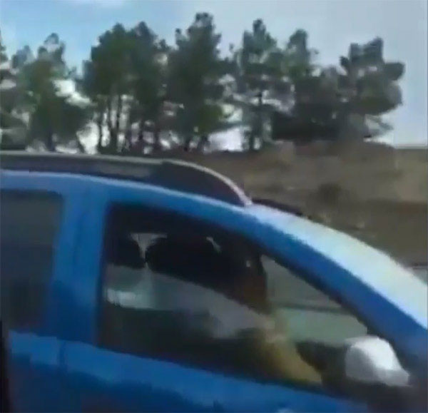 Otobanda utanç veren görüntü! Harekat halindeki otomobilde çırılçıplak... - Resim: 2