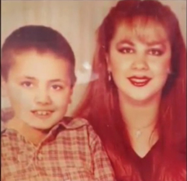 Safiye Soyman'ın MS hastası oğlunun eski fotoğrafını görenlerin ağzı açık kaldı! - Resim: 0