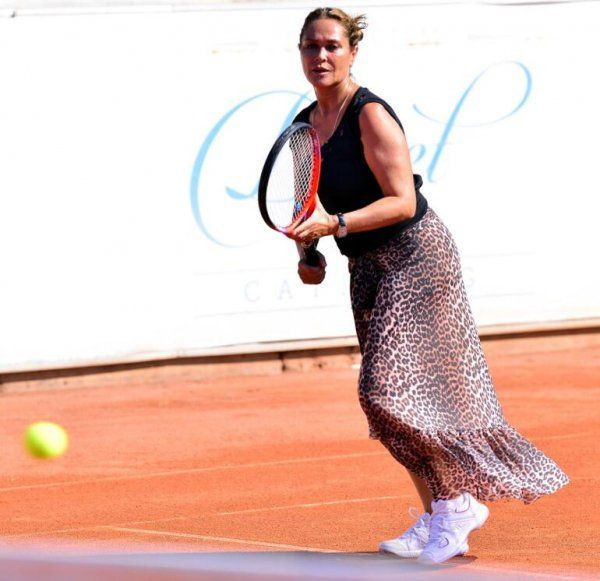 Hülya Avşar tenis turnuvası için derin yırtmaçlı eteğiyle korta indi gösteri yaptı - Resim: 4