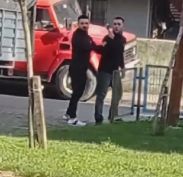 Görüntü Sultangazi'den! Kısıtlamada parkta gürültü yapanlara silahlı tehdit - Resim: 0