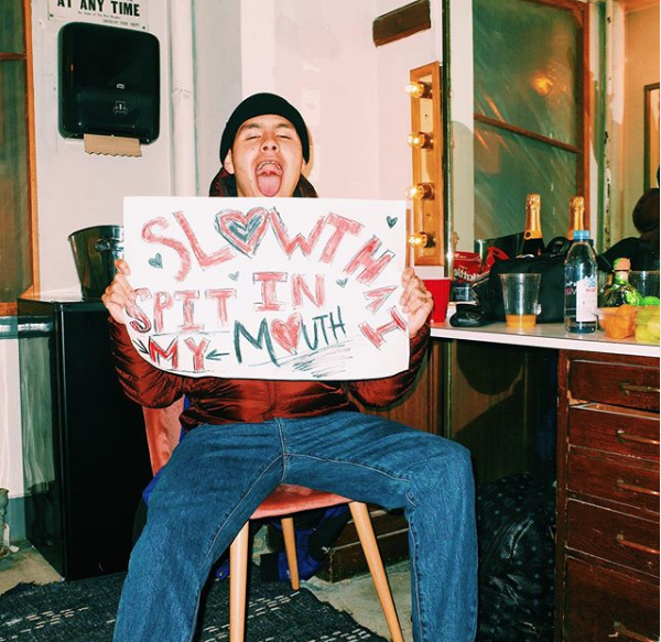 Rapçi Slowthai'den kadın hayranına mide bulandıran hareket! Ağzına tükürdü - Resim: 1