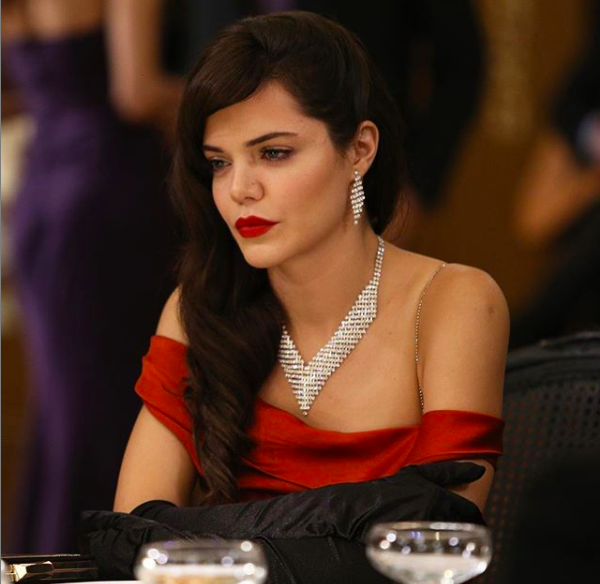 Bir Zamanlar Çukurova'nın Züleyha'sı kırmızı elbisesiyle sosyal medyada olay oldu - Resim: 1