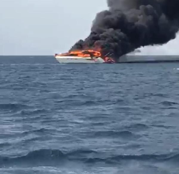 Denizde yat alev aldı, baba ve oğlu ölümden döndü - Resim: 2