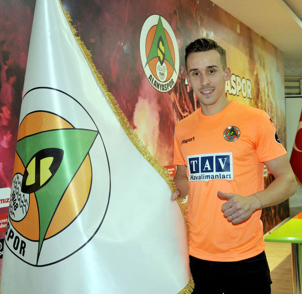 Alanyasporlu futbolcuları taşıyan minibüs devrildi Josef Sural hayatını kaybetti - Resim: 4