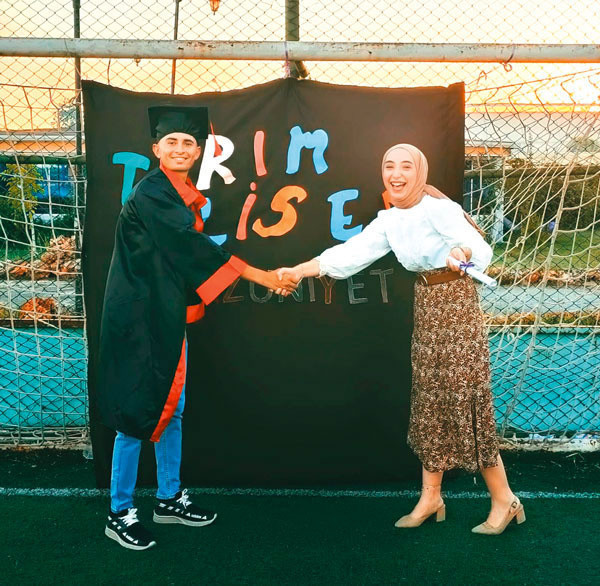 2018 KPSS sınavındaki görüntüsüyle olay olmuştu! Yasemin Demir şimdi bakın nerede! - Resim: 1