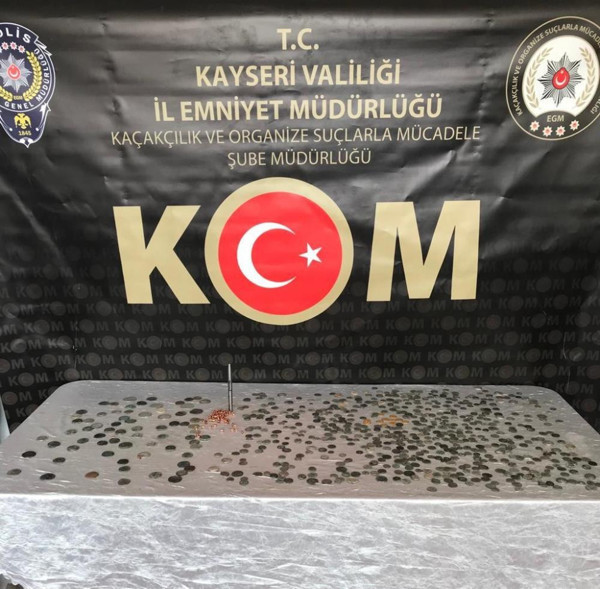 1 milyon TL değerinde! Kayseri'de buzdolabından çıkanlar ekipleri şaşkına çevirdi: Suikast silahı da var - Resim: 0