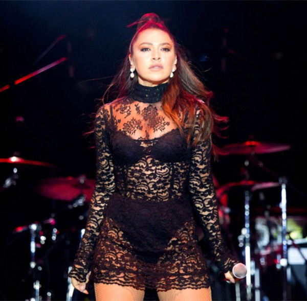 Hadise dantel kıyafeti ile büyüledi - Resim: 1