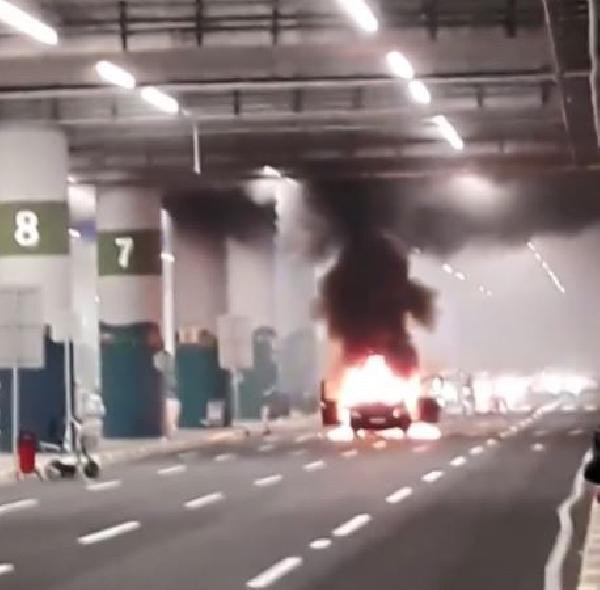 İstanbul Havalimanı'nda korku dolu anlar! Turist karşılamaya gelen araç alev alev yandı - Resim: 0