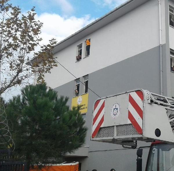 Lisede korku dolu anlar! Pencereye çıktı ve... - Resim: 3