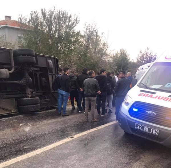 Askerleri taşıyan servis kaza yaptı: Çok sayıda yaralı var! - Resim: 3