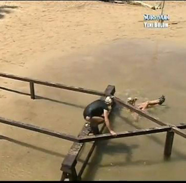 Survivor'da yürekleri hoplatan kaza! - Resim: 3