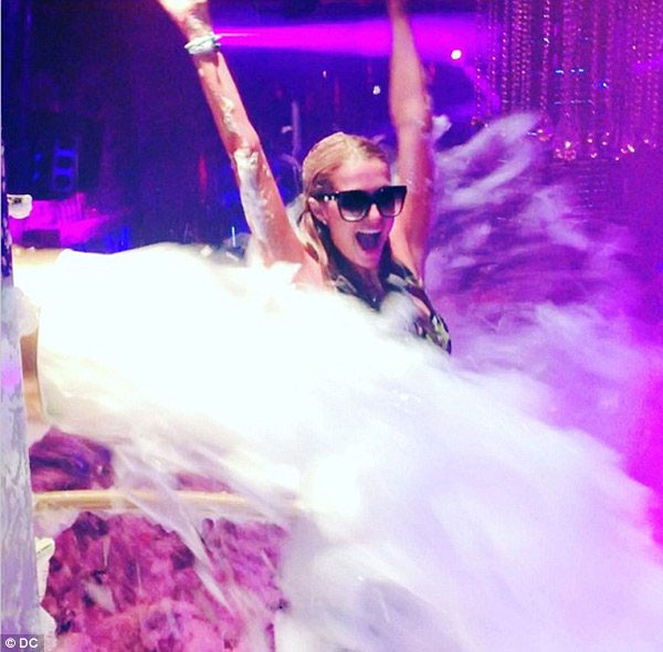 Paris Hilton köpük partisinde dağıttı! - Resim: 3