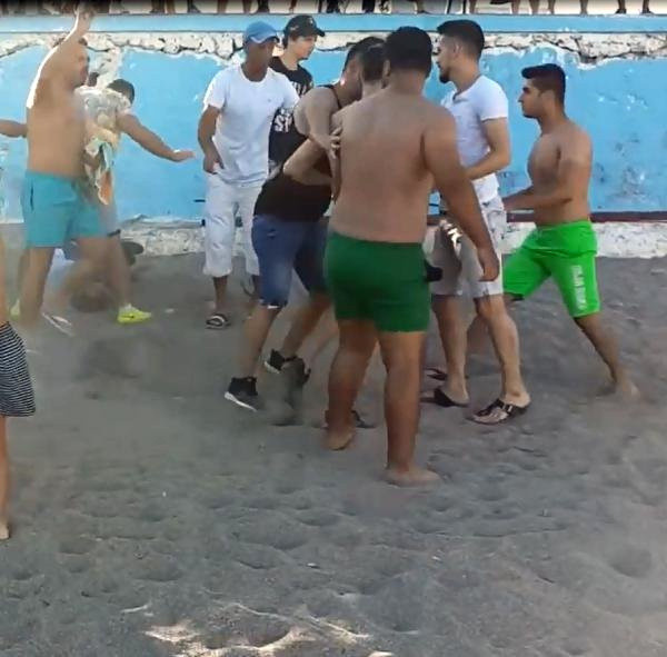 Saçına asılıp dövmeye çalışınca çevredekiler hayatının dersini verdi - Resim: 0