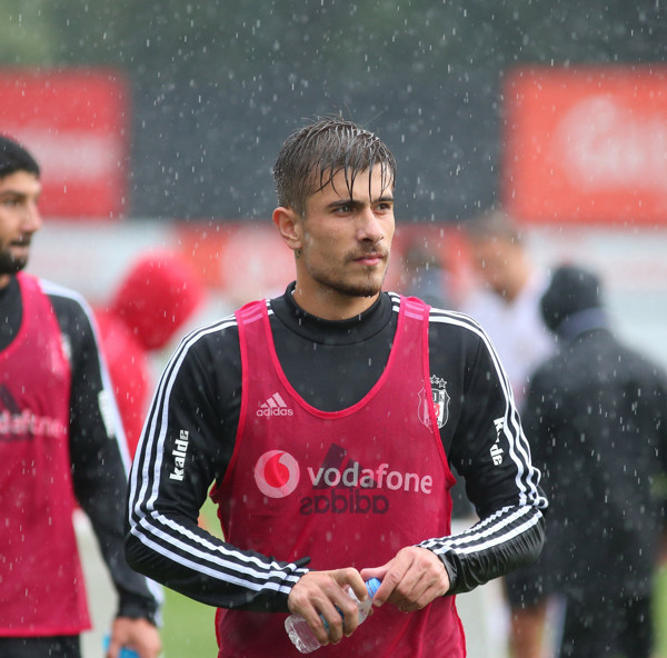 Beşiktaş mağlubiyetinin ardından çalışmalarına yağmur altında da devam etti - Resim: 0