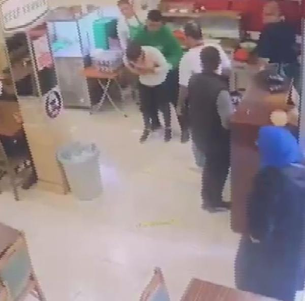 Soluk borusuna ekmek kaçan müşterisini 'Heimlich manevrası' ile kurtardı - Resim: 0