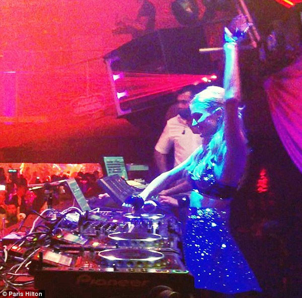 Paris Hilton köpük partisinde dağıttı! - Resim: 4