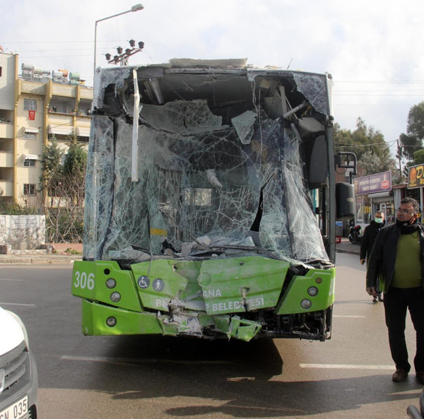 Adana'da korkunç kaza! Ok gibi PTT'ye saplandı: Çığlık çığlığa bağırıyordu - Resim: 1