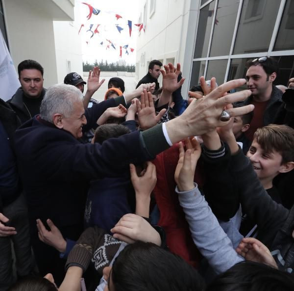 Binali Yıldırım, gençlerin şarkılarına eşlik etti, ders dinledi - Resim: 2