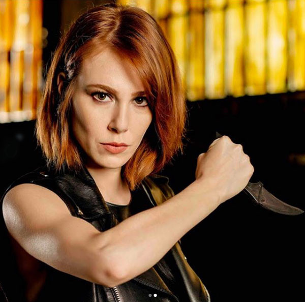 Yaşamayanlar dizisinin 'Mia'sı Elçin Sangu'yu delirtecek 'vampir' benzetmesi!  - Resim: 3