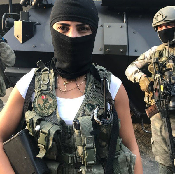 Survivor Sabriye'ye bakın eline siyahı aldı operasyona koştu - Resim: 1