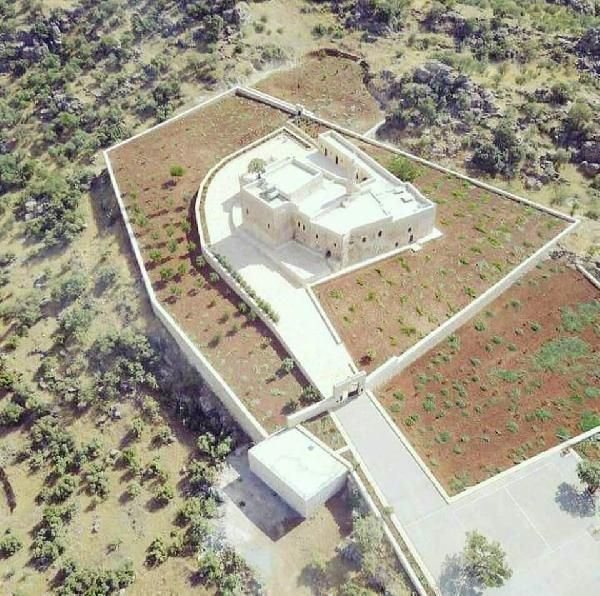 Rahip efendiye bakın! Mardin Mor Yakup Manastırı'nda PKK'lı saklamış - Resim: 1