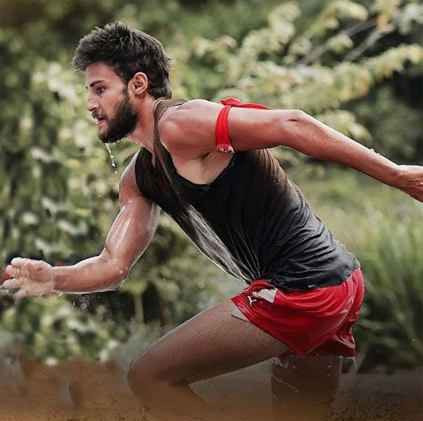 Survivor Batuhan'ın kardeşi güzelliği ile mest etti! Kız kardeşi de en az kendisi kadar ünlü - Resim: 1