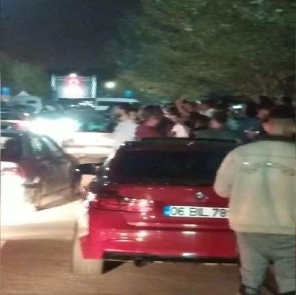 İnanılır gibi değil! Koronavirüse aldırış etmeden eğlendiler - Resim: 1