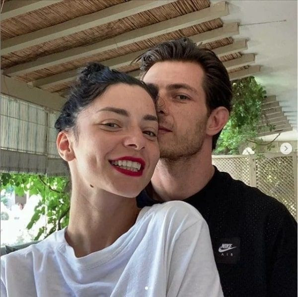 Merve Boluğur sevgilisini plajda öpücüklere boğdu kahkahaları ortalığı inletti - Resim: 4