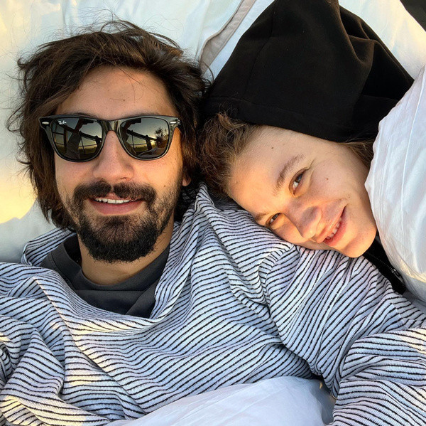 Sere serpe şezlonga uzandı ipli bikinisiyle poz verdi! Serenay Sarıkaya o halleriyle olay yarattı - Resim: 0