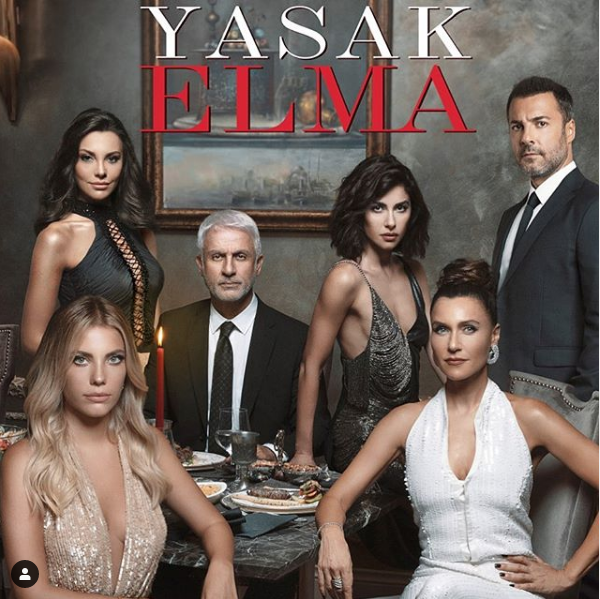 Yasak Elma dizisinin Leyla'sı Tuvana Türkay set arkadaşıyla fena yakalandı! - Resim: 1