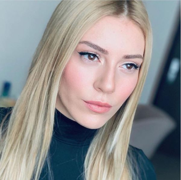 Sinem Kobal 2020 senesinin ilk paylaşımını yaptı sosyal medya çalkalandı - Resim: 1