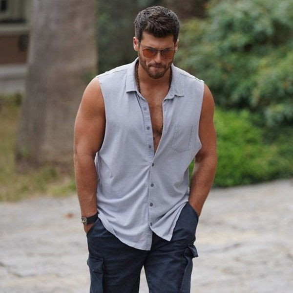 Can Yaman için İspanyol hayran evine yapmadığını bırakmadı kartoneti bile var - Resim: 3