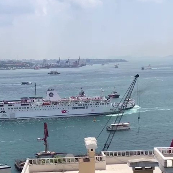İstanbul Boğazı'nda gemi ile vapur temas yaşandı - Resim: 0