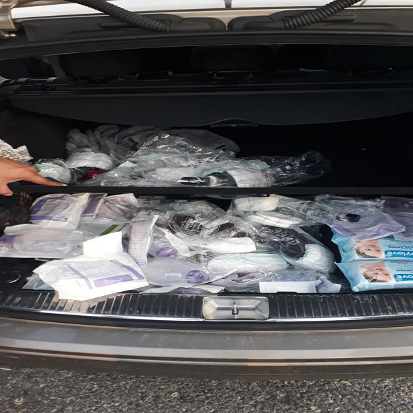 Çanakkale'de polisin arama yaptığı araçtan çıkanlar şaşırttı - Resim: 0