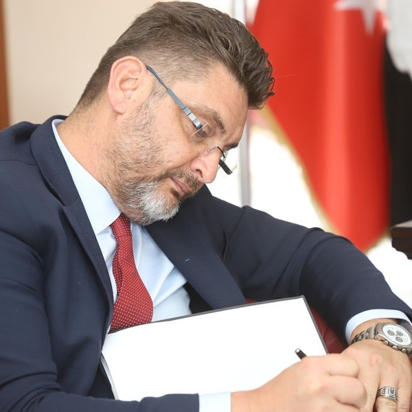 Antalya'da belediyede personeller korona oldu! Belediye binasında sadece 2 kişi olacak - Resim: 0