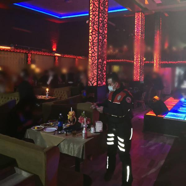 Konya'da kısıtlamada eğlence merkezlerine baskın! 451 kişiye ceza yağdı - Resim: 0
