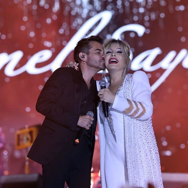 Emel Sayın bile şaşkına uğradı! Kenan Doğulu sahnenin ortasında göğsünden öptü! "Aman Beren görmesin" - Resim: 2