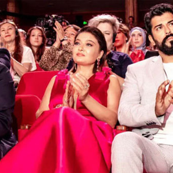 Nurgül Yeşilçay yıllara meydan okuyor! Yatak odasında yırtmaçlı elbisesiyle verdiği pozlar ortalığı ateşe verdi - Resim: 1