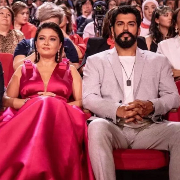 Nurgül Yeşilçay yıllara meydan okuyor! Yatak odasında yırtmaçlı elbisesiyle verdiği pozlar ortalığı ateşe verdi - Resim: 0