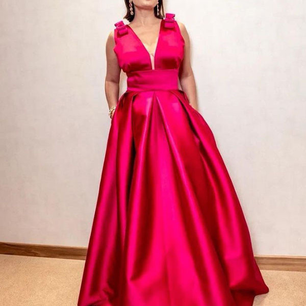 Nurgül Yeşilçay yıllara meydan okuyor! Yatak odasında yırtmaçlı elbisesiyle verdiği pozlar ortalığı ateşe verdi - Resim: 2