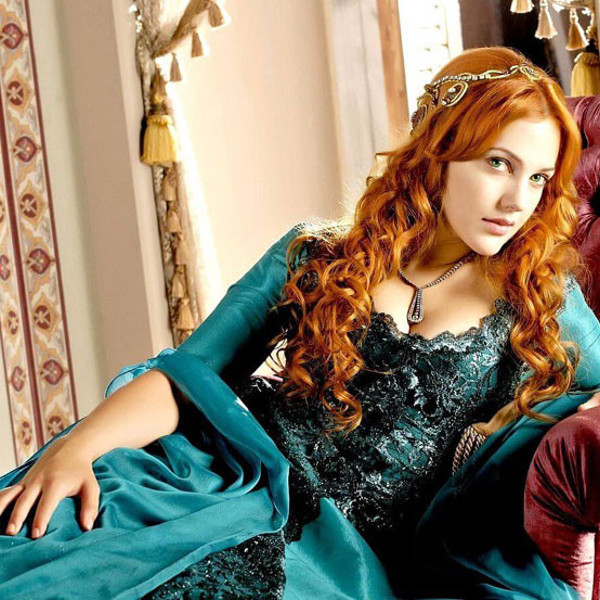 Muhteşem Yüzyıl'ın Hürrem Sultanı Meryem Üzerli anne ve babasını paylaştı! Benzerliklerini görenler gözlerine inanamadı - Resim: 0