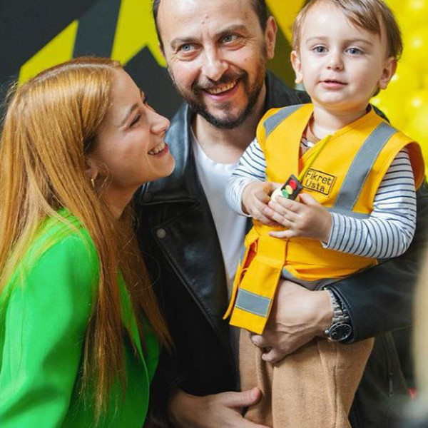 Karnı burnunda Hazal Kaya'dan mini tül elbiseli pozlar! Güzelliğini gören mest oldu - Resim: 1